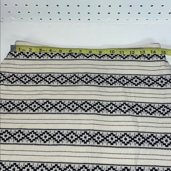 Ann Taylor Aztec black and cream print pencil skirt. Size 6. - Picture 6 of 8
